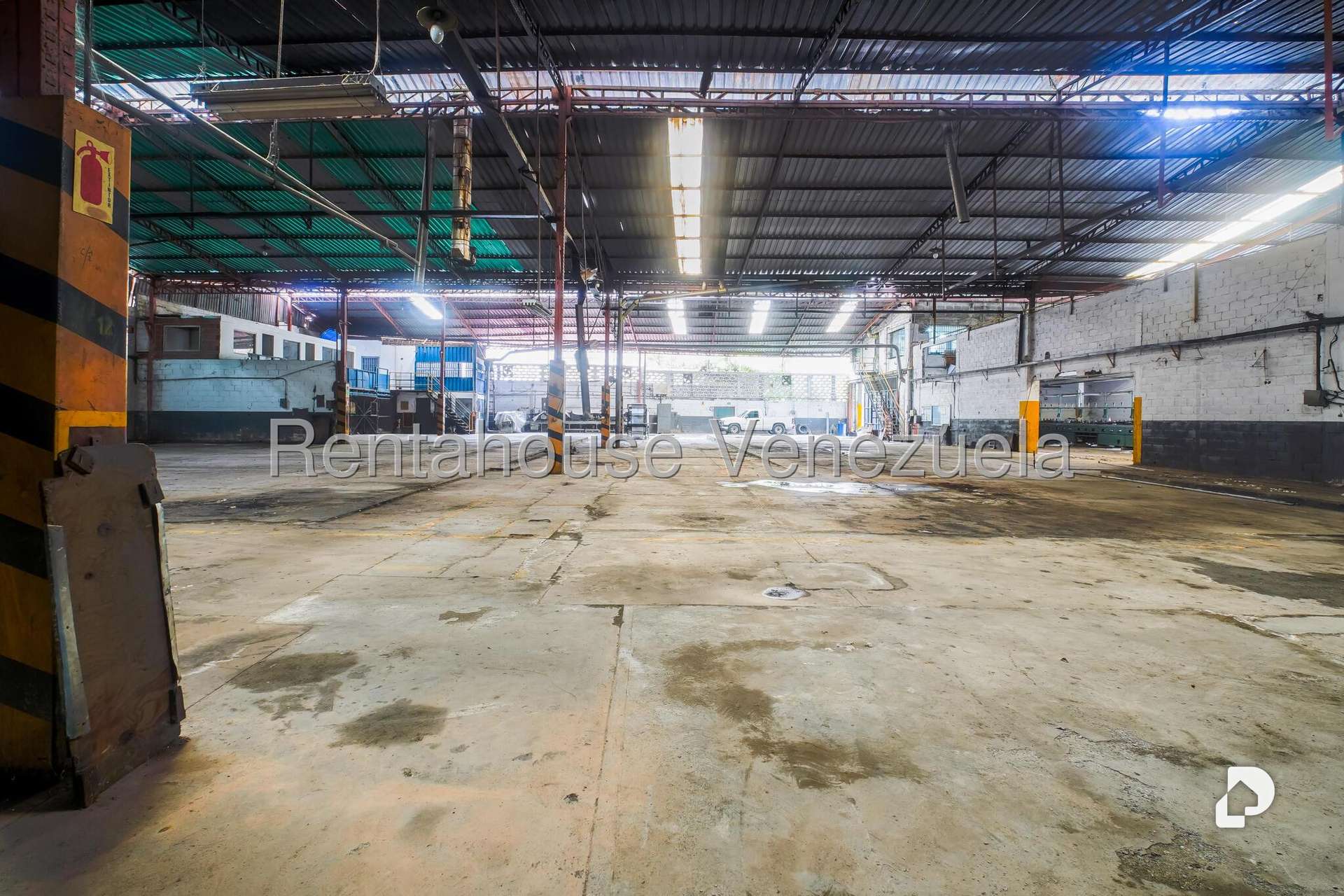 Local comercial en Parque Caiza, Caracas – 18