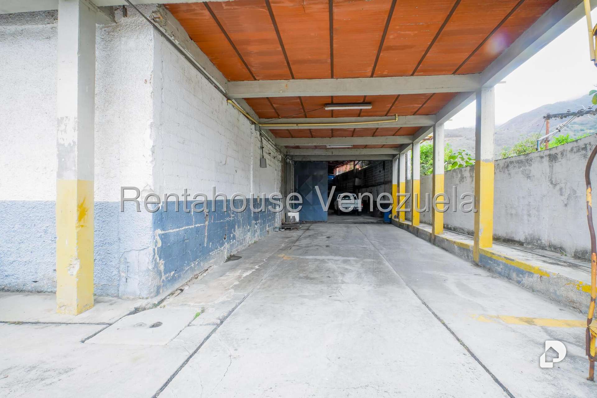 Local comercial en Parque Caiza, Caracas – 13