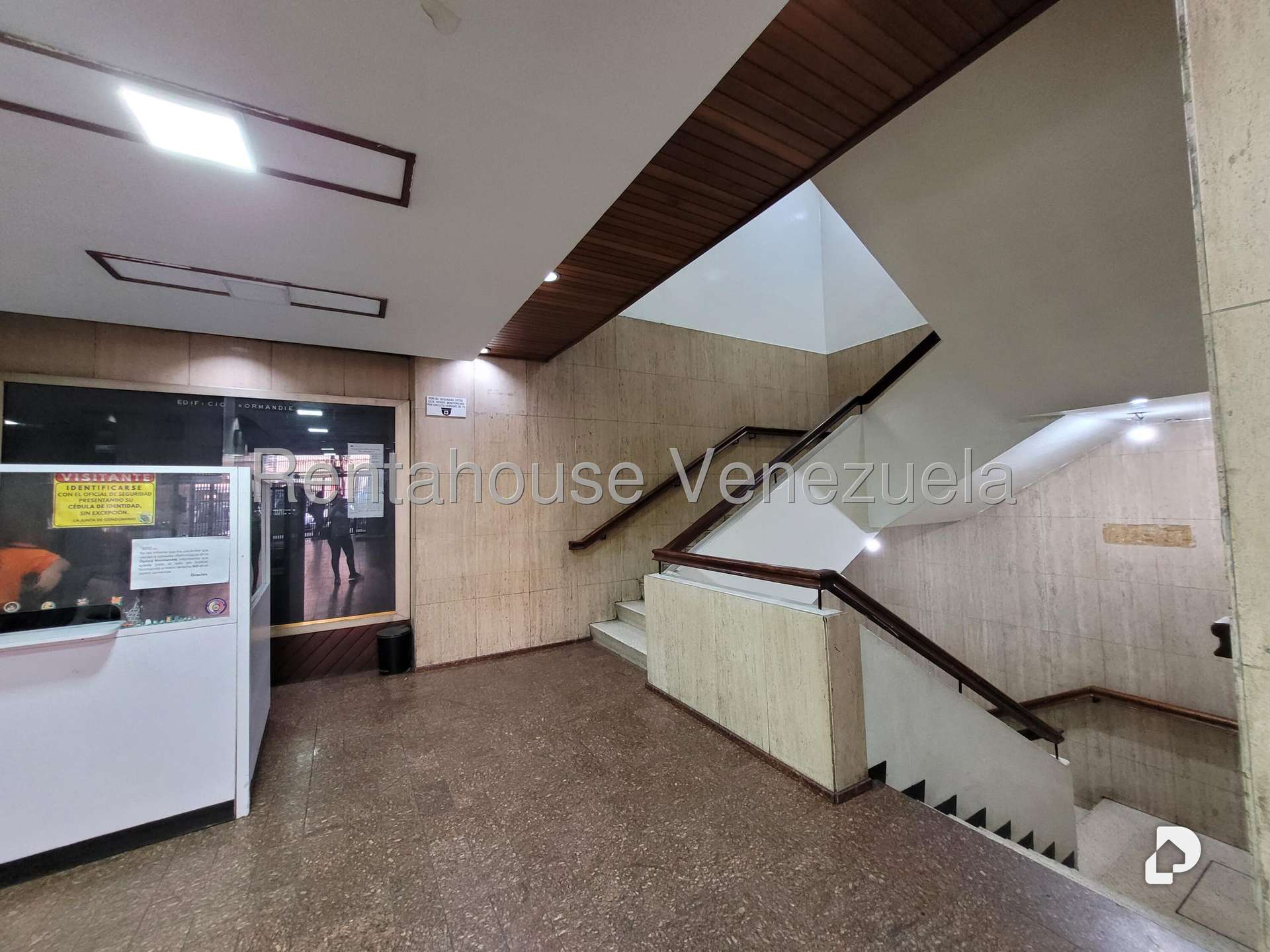 Local comercial en Parroquia La Candelaria, Caracas – 17