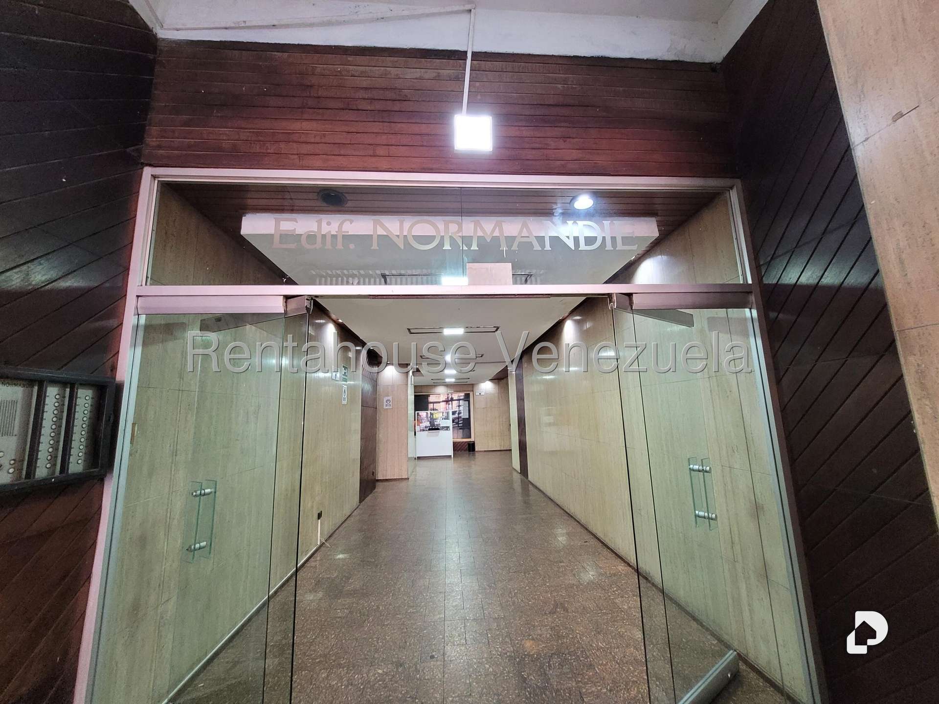 Local comercial en Parroquia La Candelaria, Caracas – 18