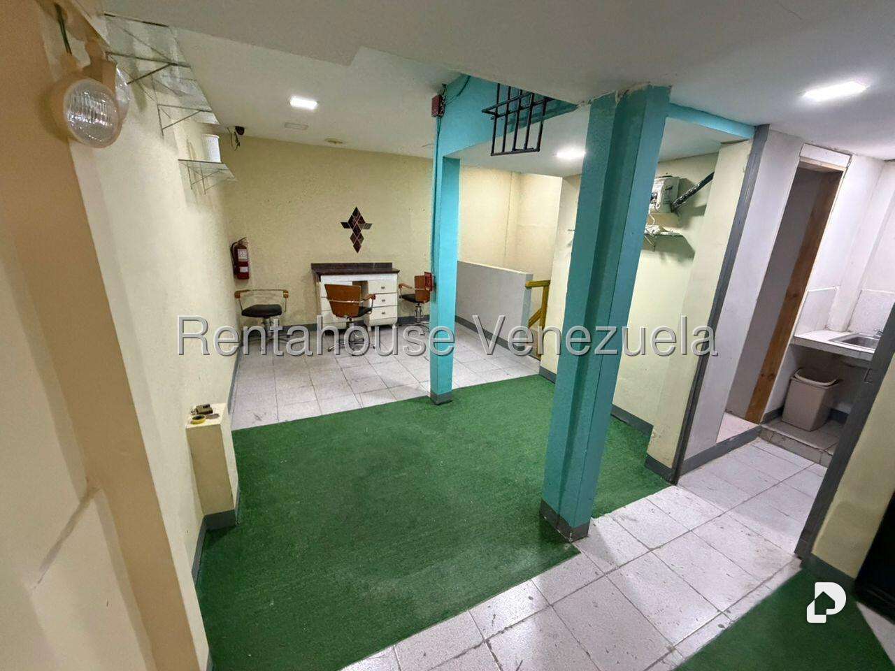 Local comercial en Parroquia La Candelaria, Caracas – 12