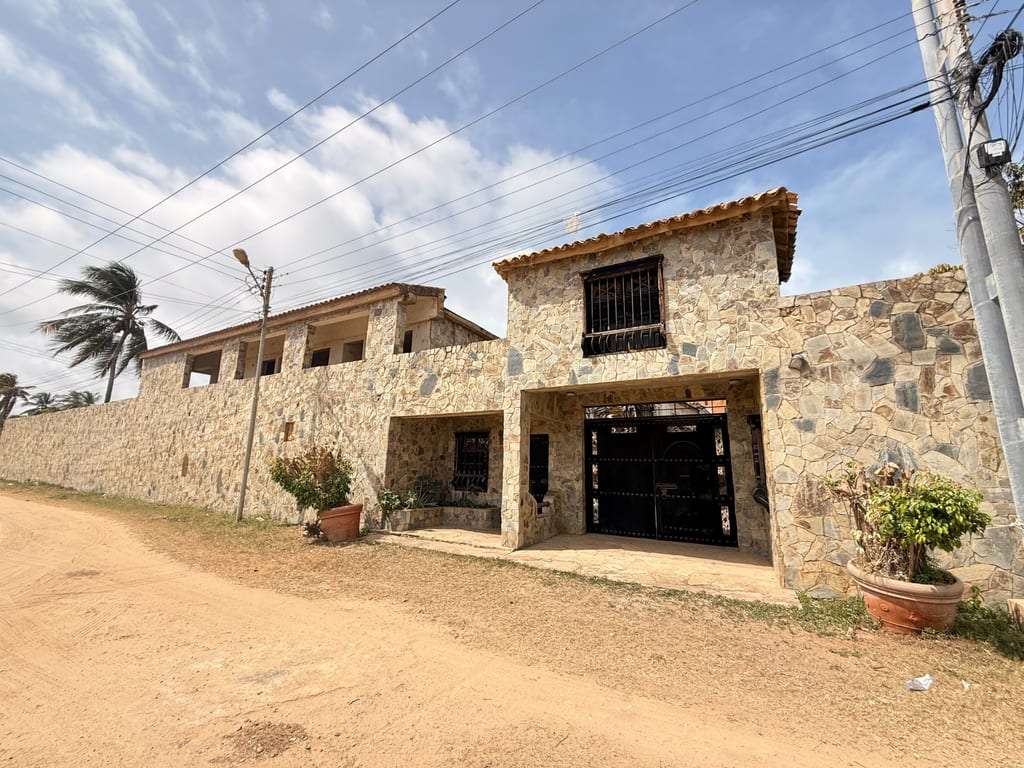 Edificio en Chichiriviche - 1