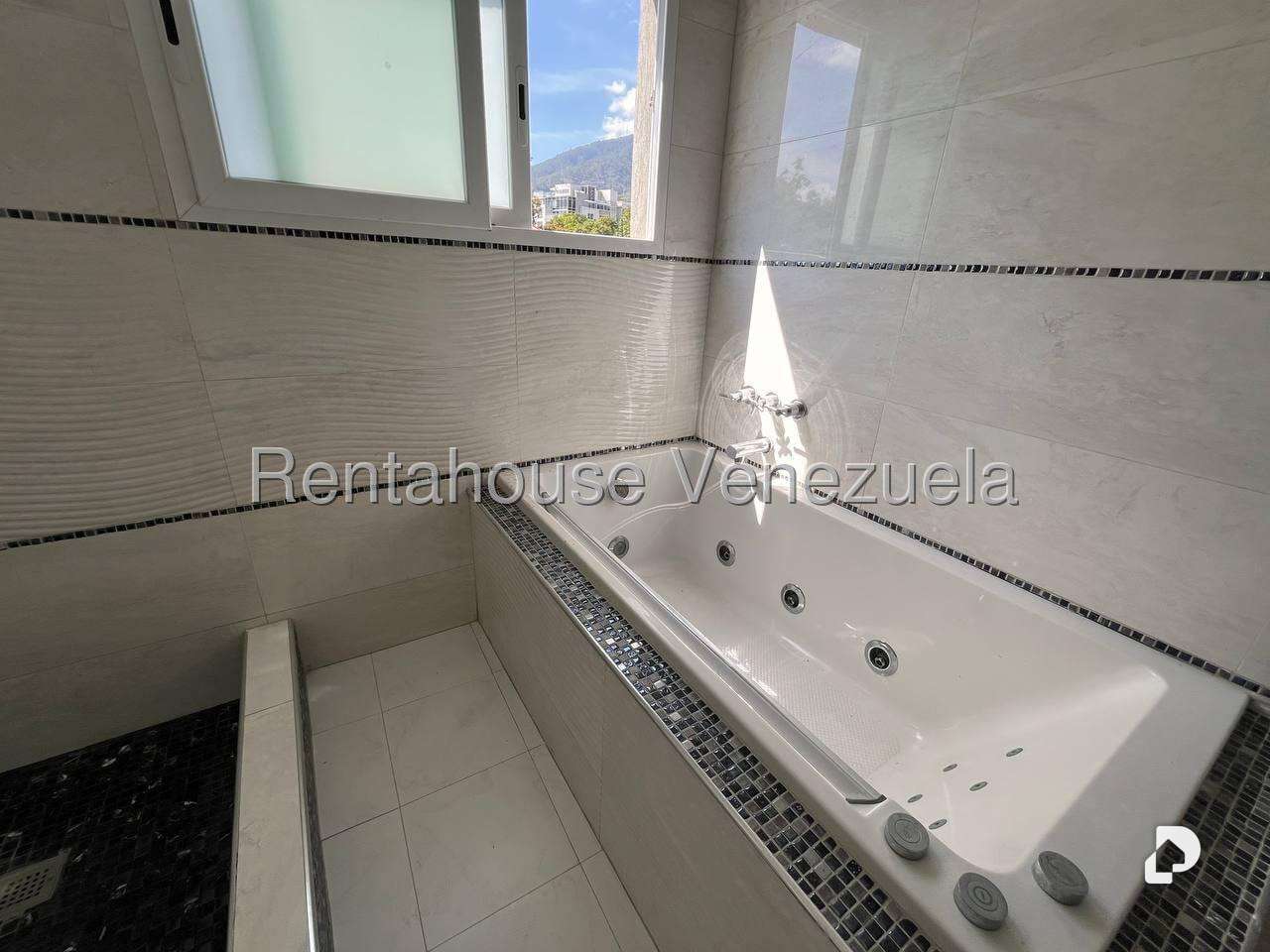 Casa en Altamira, Caracas – 13