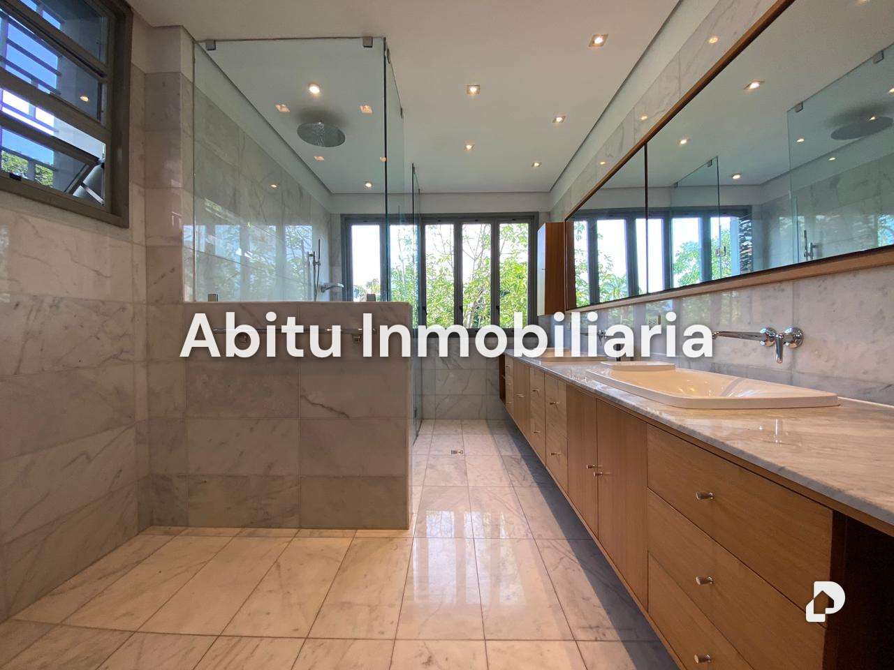 Casa en Altamira, Caracas – 23