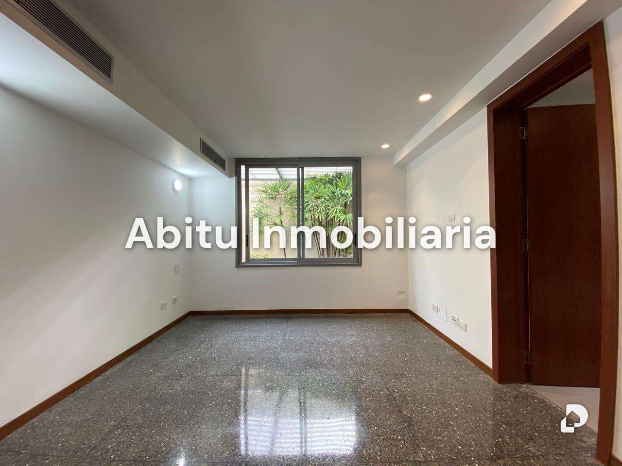 Casa en Altamira, Caracas – 22
