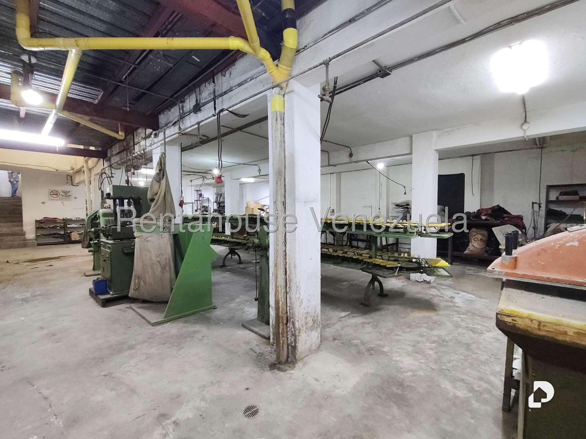 Local comercial en Parroquia La Candelaria, Caracas – 24