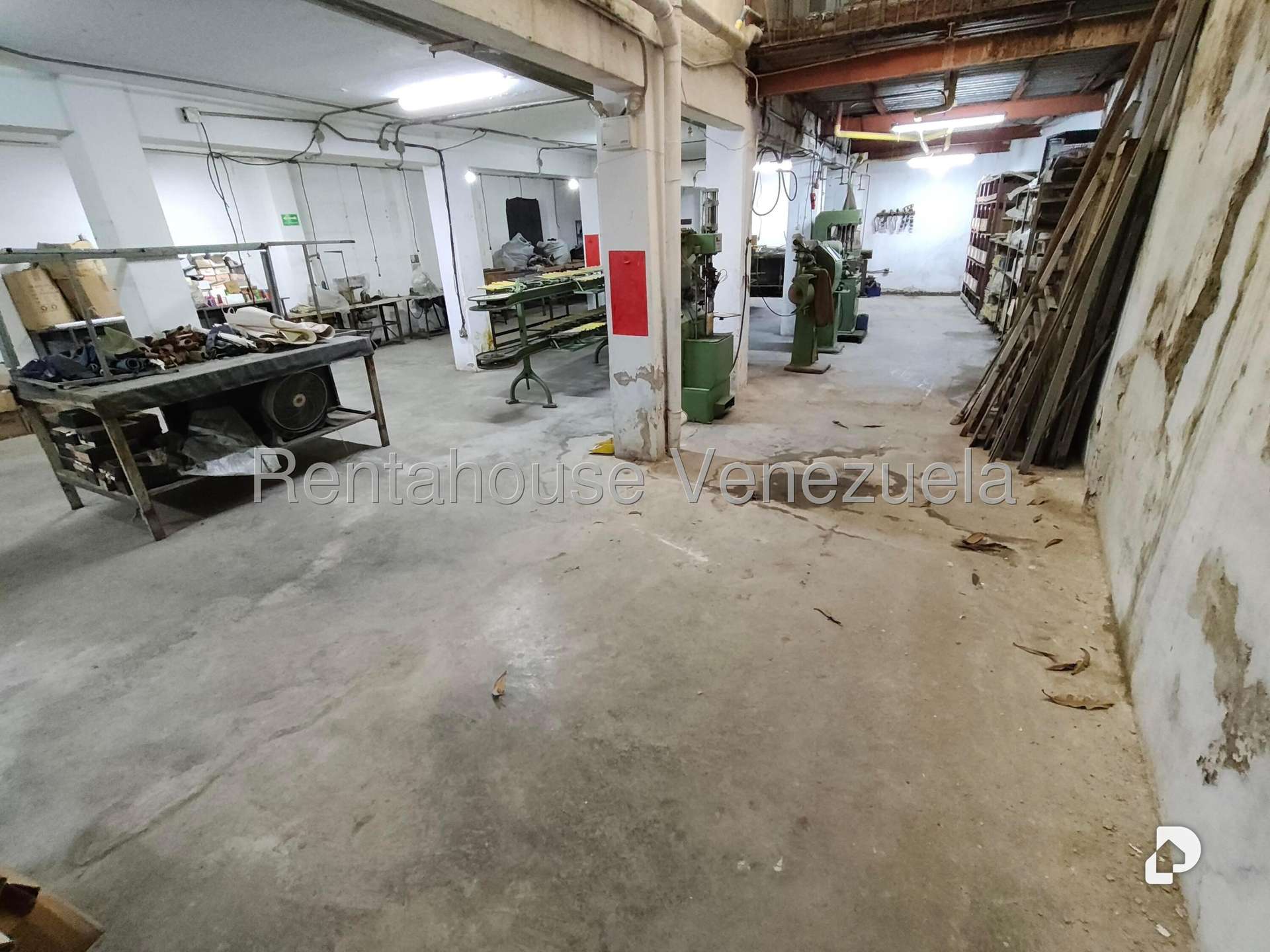 Local comercial en Parroquia La Candelaria, Caracas – 23