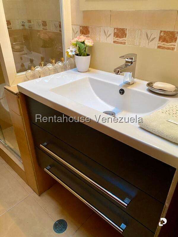 Apartamento en Los Palos Grandes, Caracas – 24