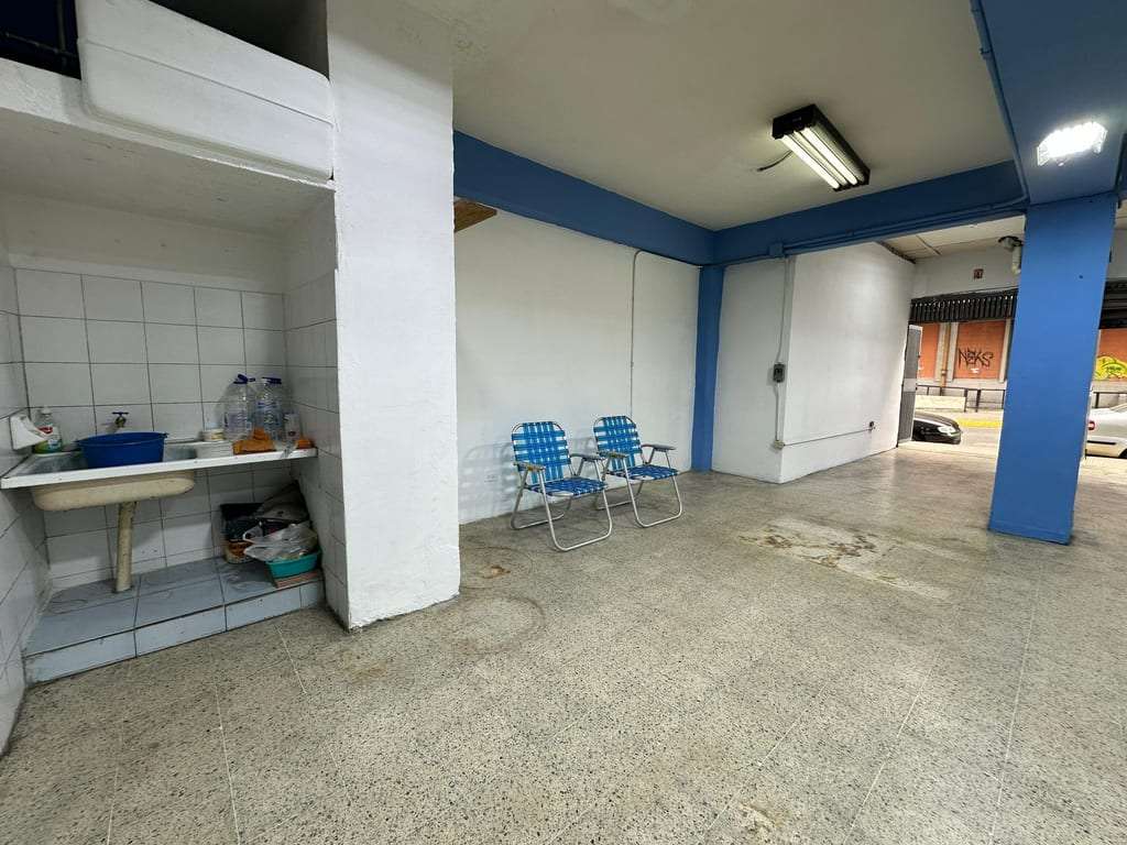 Local comercial en Av. Panteón, Caracas - 1