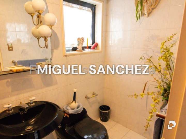 Casa en Lomas de La Laguntia, Caracas – 28