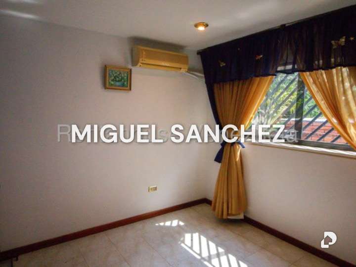 Casa en Lomas de La Laguntia, Caracas – 26