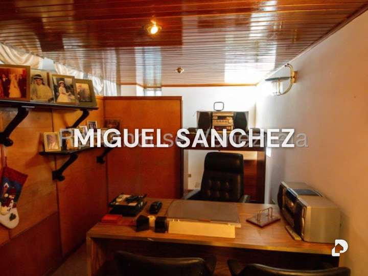 Casa en Lomas de La Laguntia, Caracas – 19