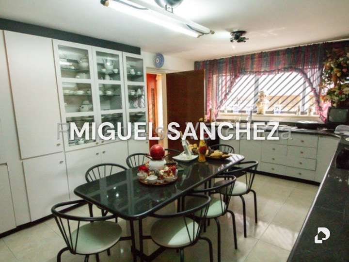 Casa en Lomas de La Laguntia, Caracas – 12