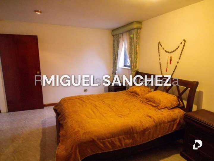 Casa en Lomas de La Laguntia, Caracas – 24