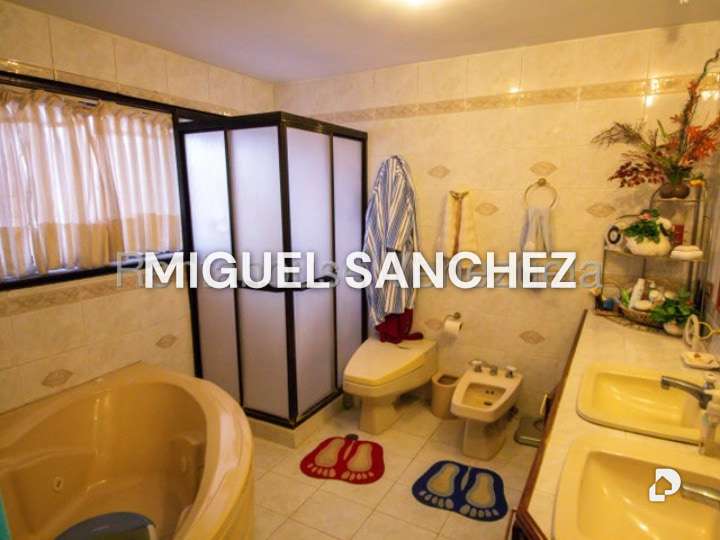 Casa en Lomas de La Laguntia, Caracas – 27