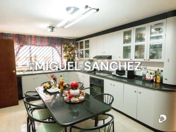 Casa en Lomas de La Laguntia, Caracas – 13