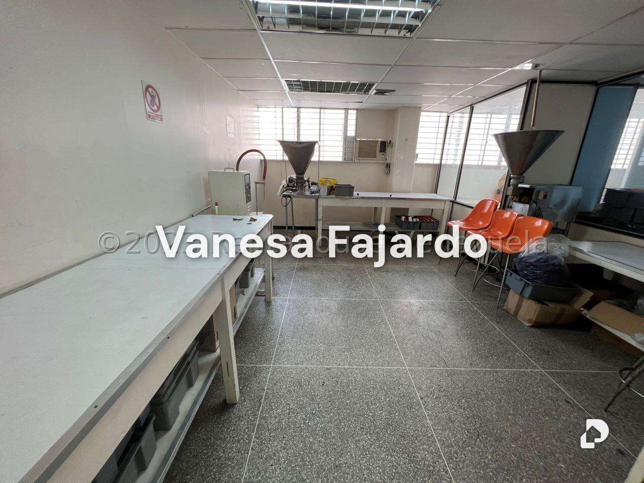 Local comercial en La Urbina, Caracas – 24