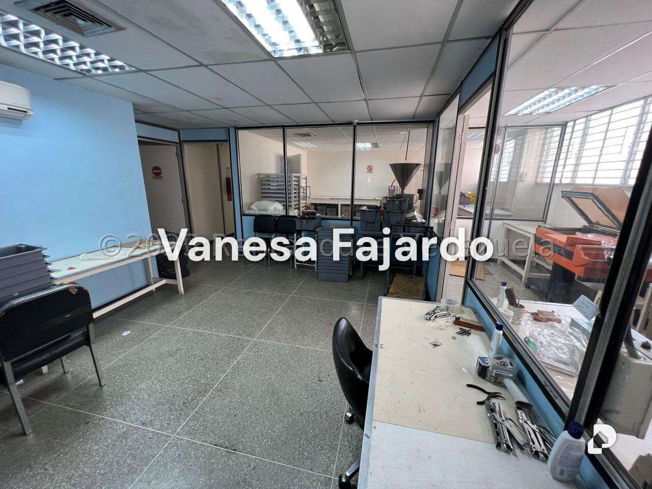 Local comercial en La Urbina, Caracas – 19