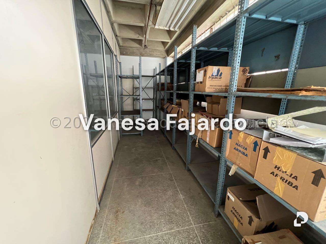 Local comercial en La Urbina, Caracas – 30