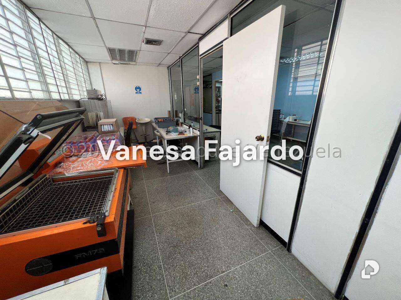 Local comercial en La Urbina, Caracas – 22