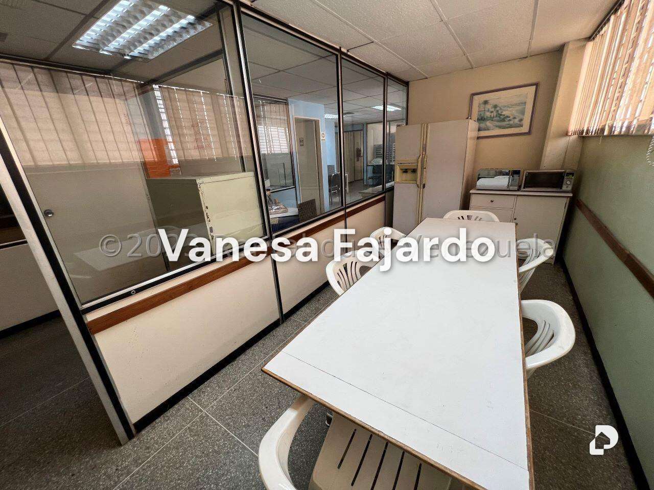 Local comercial en La Urbina, Caracas – 16