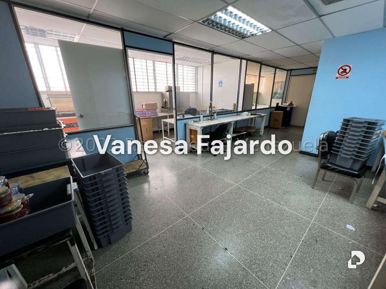 Local comercial en La Urbina, Caracas – 23