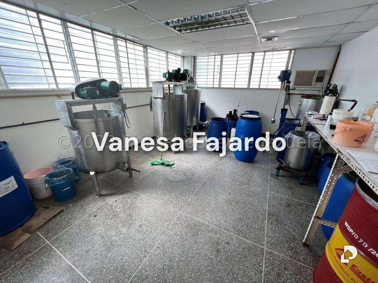 Local comercial en La Urbina, Caracas – 26