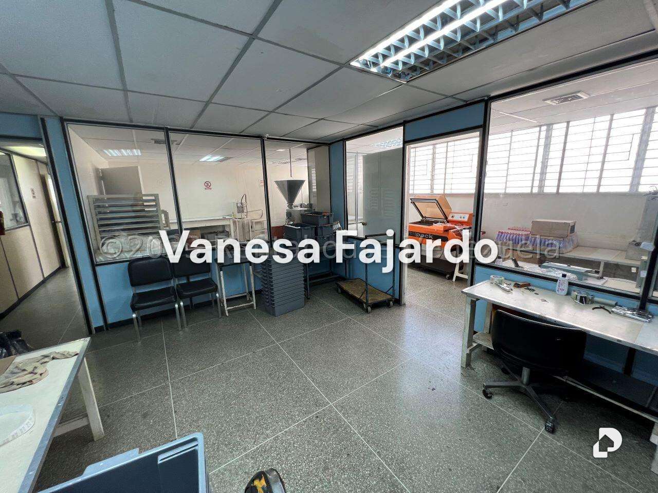 Local comercial en La Urbina, Caracas – 20