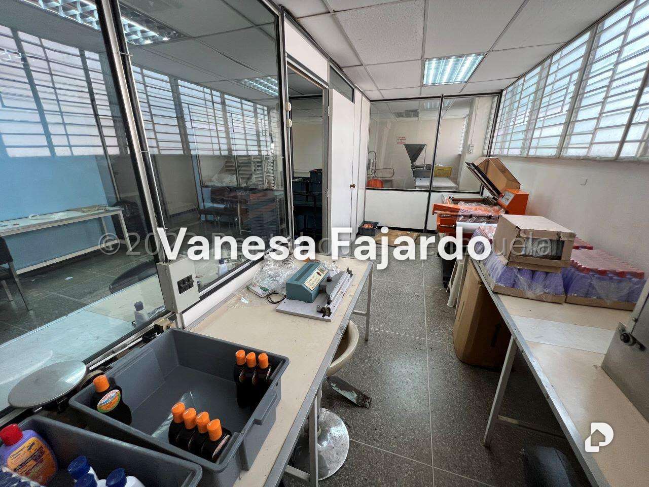 Local comercial en La Urbina, Caracas – 21