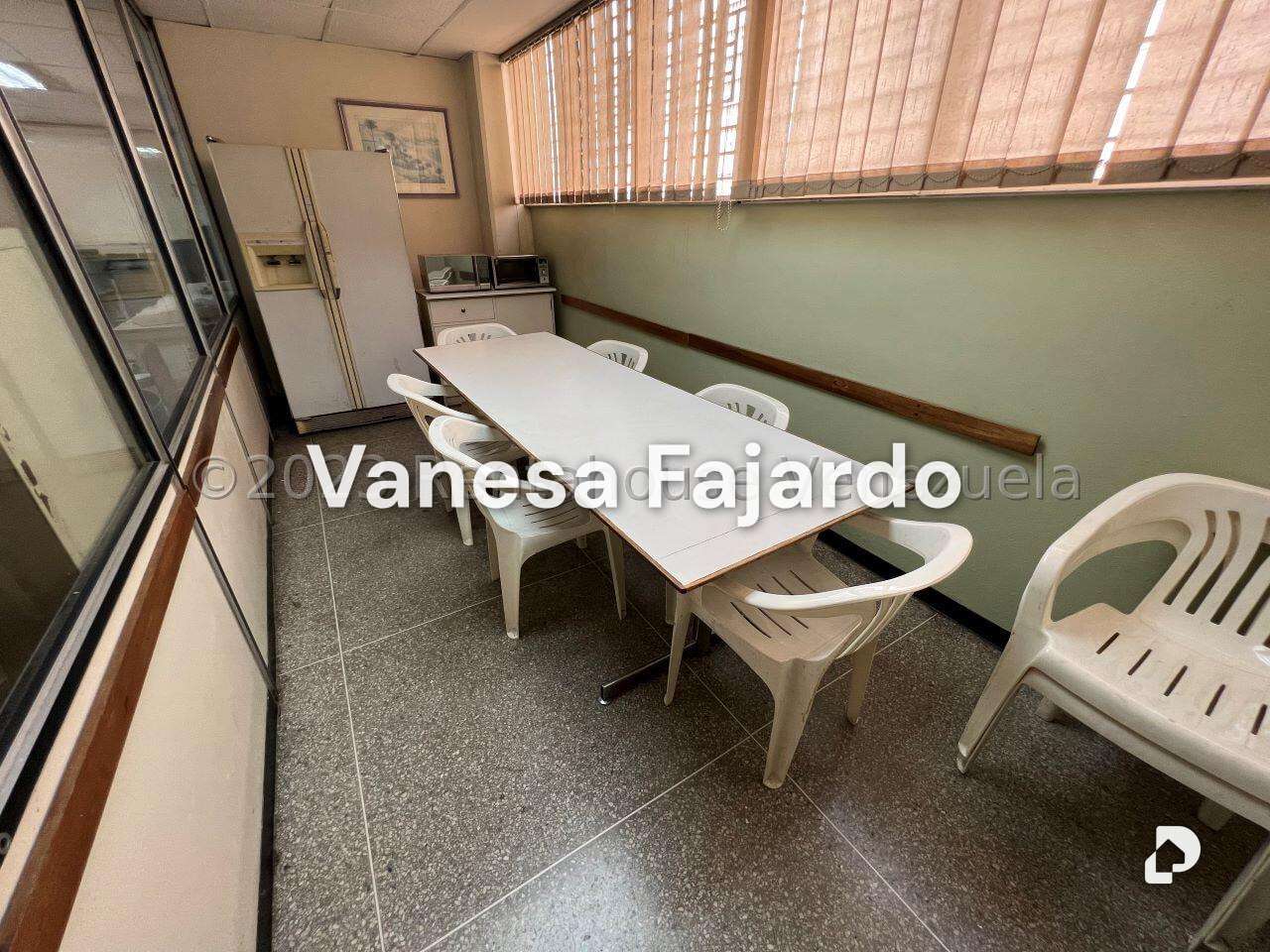Local comercial en La Urbina, Caracas – 15
