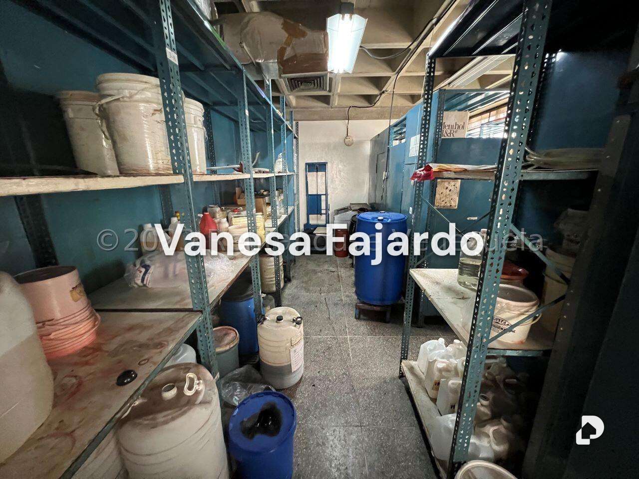 Local comercial en La Urbina, Caracas – 27