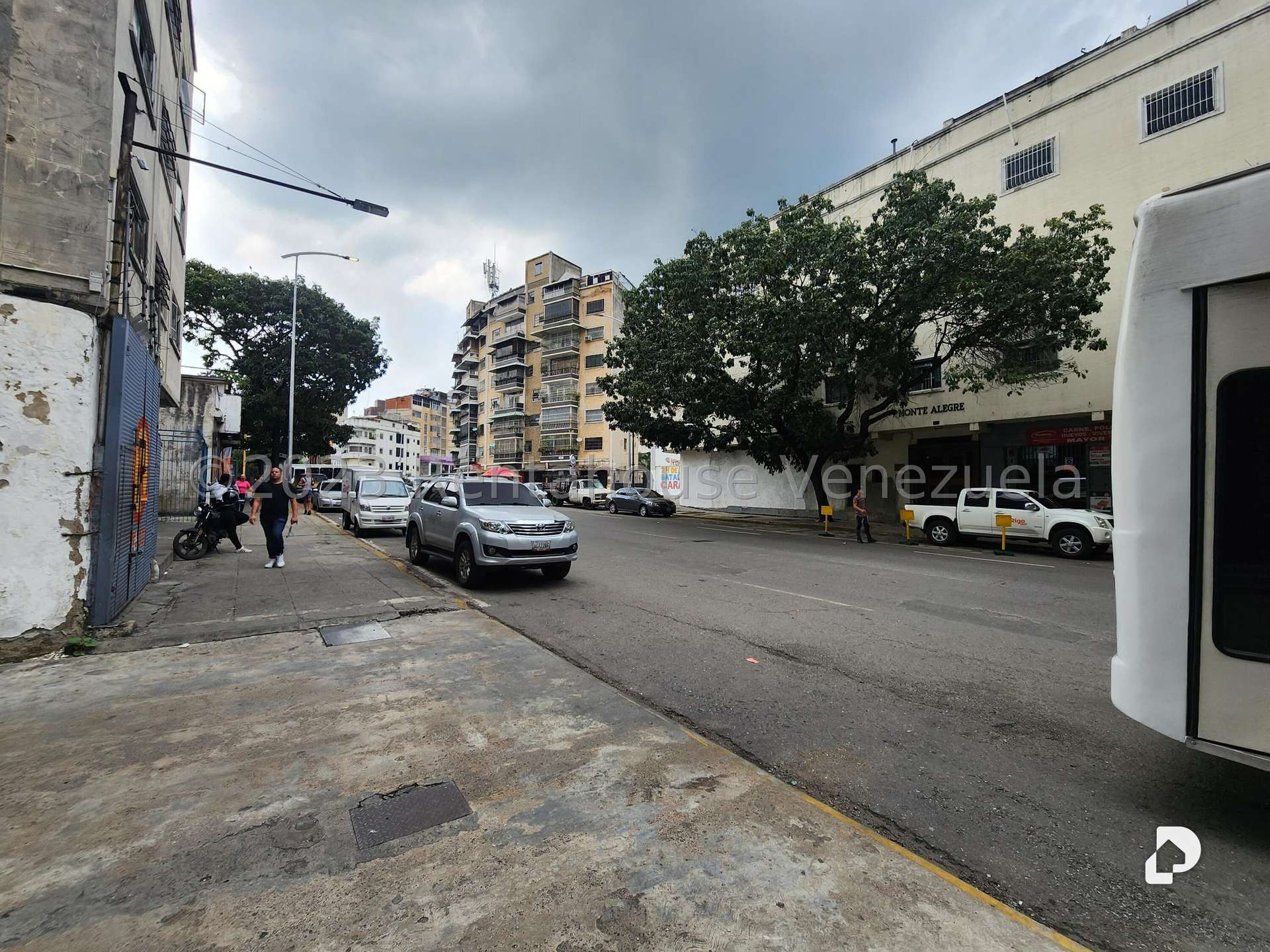 Local comercial en Bello Monte, Caracas – 18