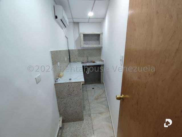Local comercial en Los Guayos – 17