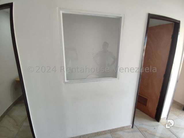 Local comercial en Los Guayos – 12