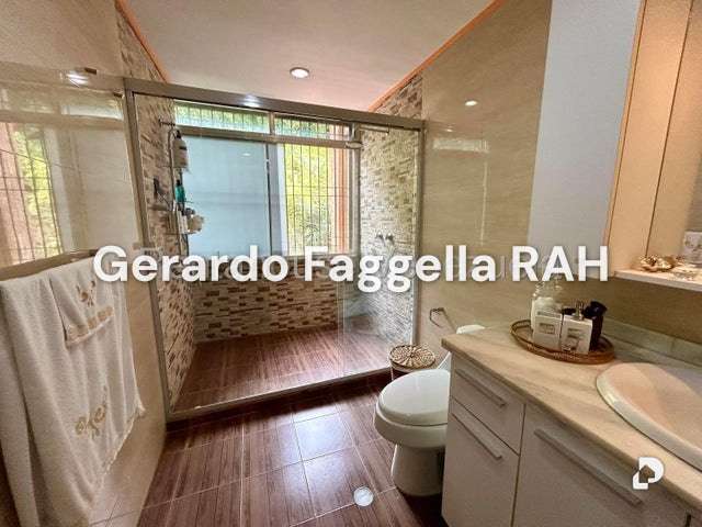 Casa en Los Guayabitos, Caracas – 23