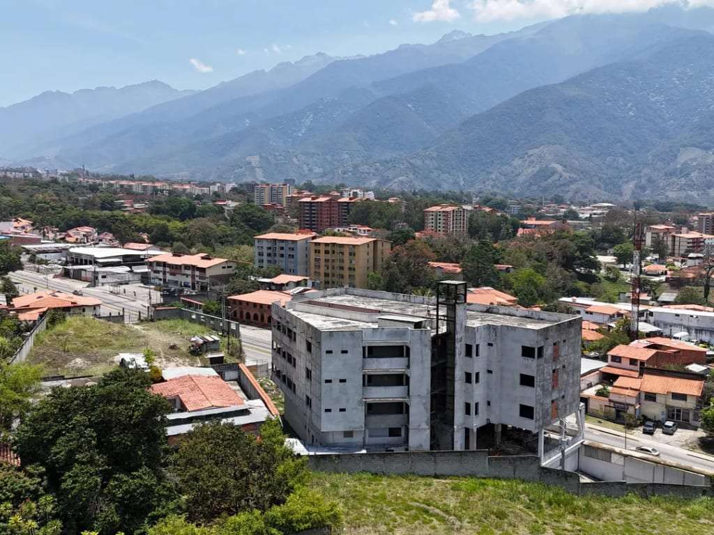 Edificio en Urb. Mocoties, Avenida Los Proceres, Caracciolo Parra Pérez - 1