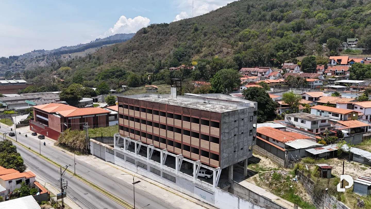 Edificio en Urb. Mocoties, Avenida Los Proceres, Caracciolo Parra Pérez – 5