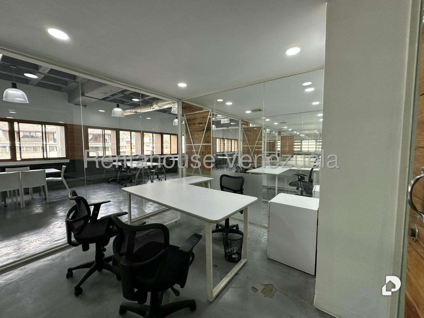 Oficina en Los Palos Grandes, Caracas – 19