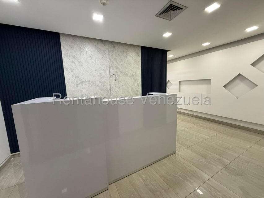 Oficina en Los Palos Grandes, Caracas - 1